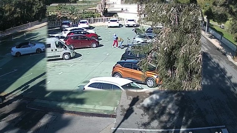 Las imágenes captadas de una ladrona atracando a un anciano con el «abrazo cariñoso» en Alicante