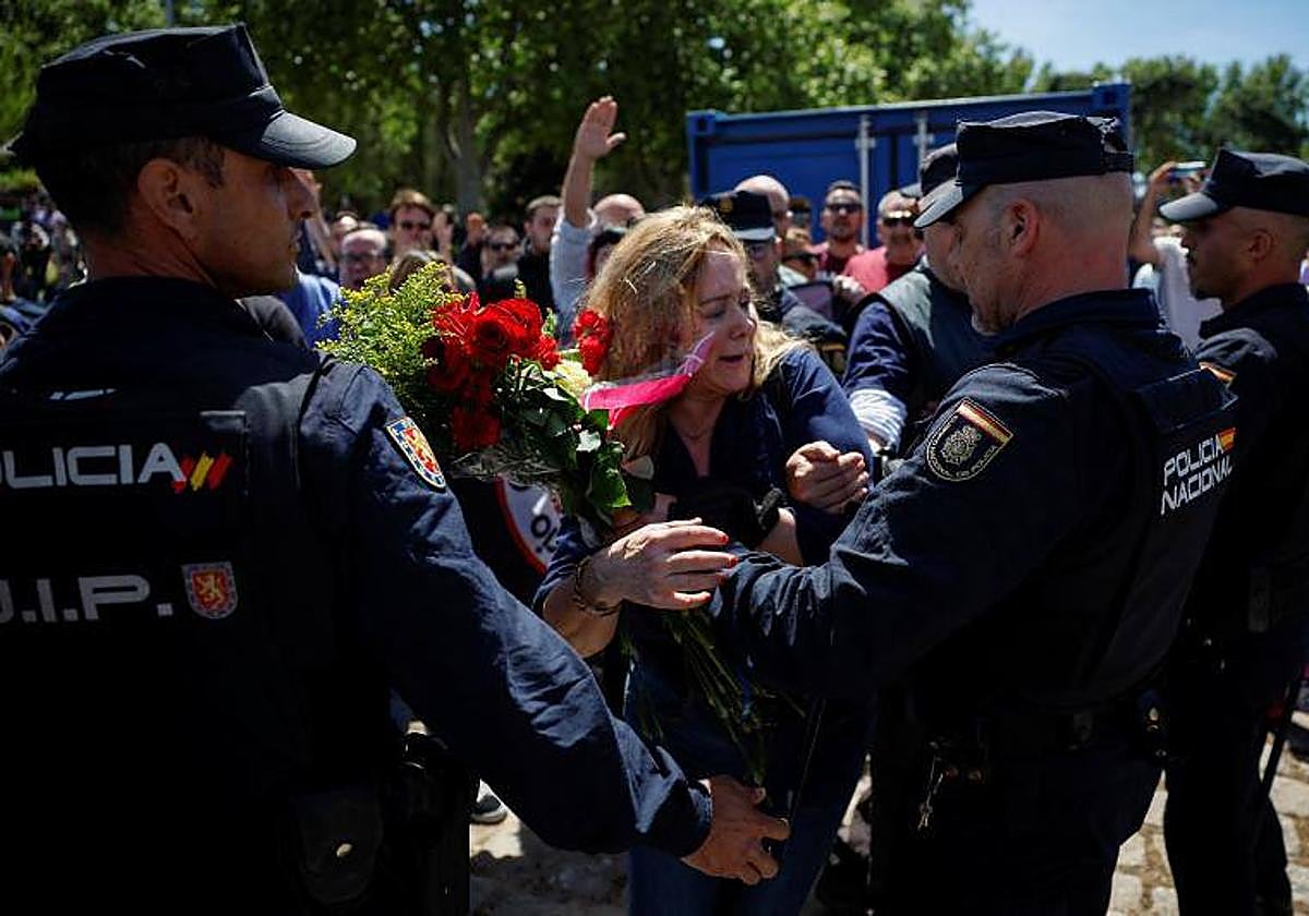 Momentos de tensión entre los falangistas y la Policía a las puertas del cementerio de San Isidro