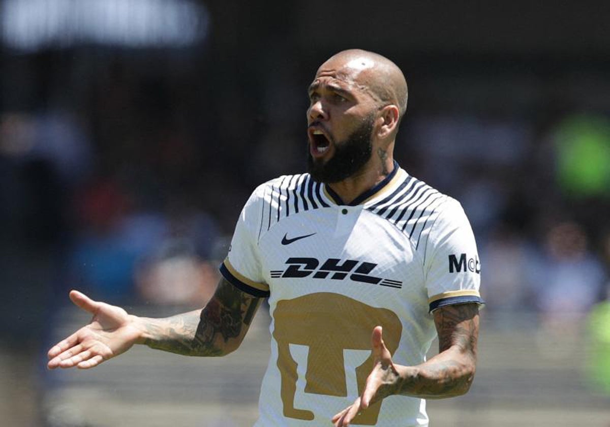 Alves, en una imagen de archivo, durante un encuentro con los Pumas de México