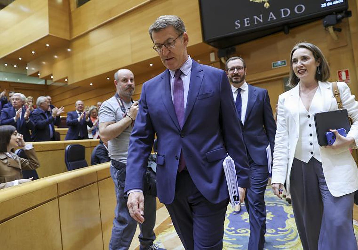 Alberto Núñez Feijóo seguido por Cuca Gamarra y Javier Maroto