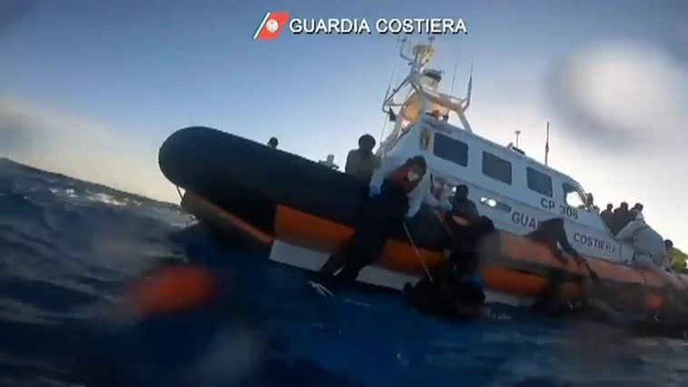 La Guardia Costera italiana rescata a 1.200 migrantes en alta mar
