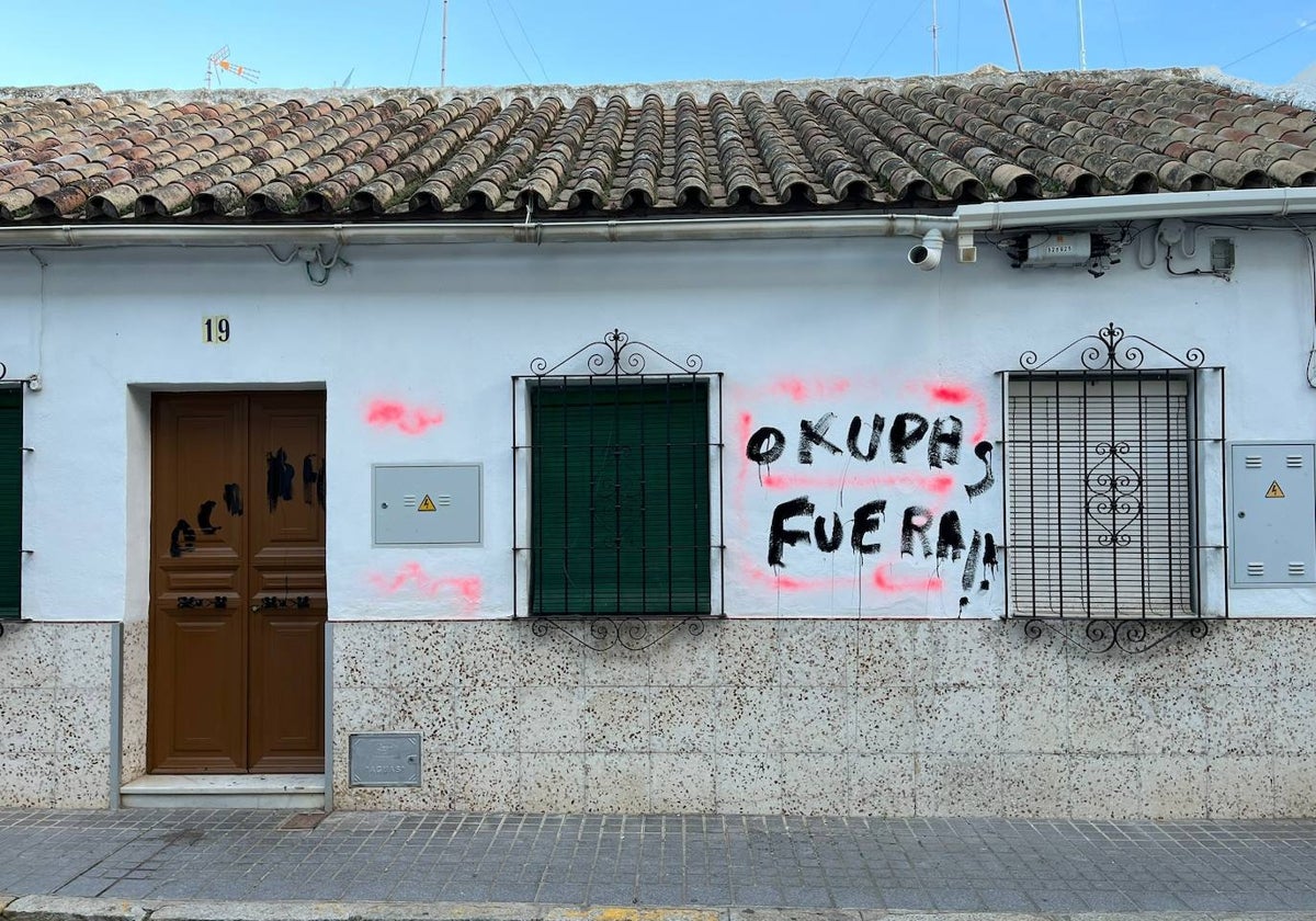 Pintada contra 'okupas' en una vivienda de la provincia de Córdoba en una imagen de archivo