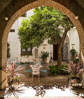 Imagen secundaria 2 - Las diez habitaciones del hotel, con nombres relacionados con civilizaciones históricas, desprende una sensación de paz y disfrute únicas. Esas sensaciones se mezclan con el silencio de sus tres patios o el espectáculo visual que puede contemplarse en sus terrazas. Sus muros atienden a siglos de historia, y su entorno es el corazón de una ciudad milenaria. hay más de cien restos arqueológicos repartidos por todo el establecimiento.