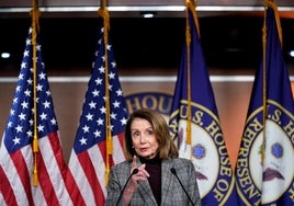 Sánchez otorga la Cruz de Isabel La Católica a la demócrata Nancy Pelosi dos semanas antes de reunirse con Biden