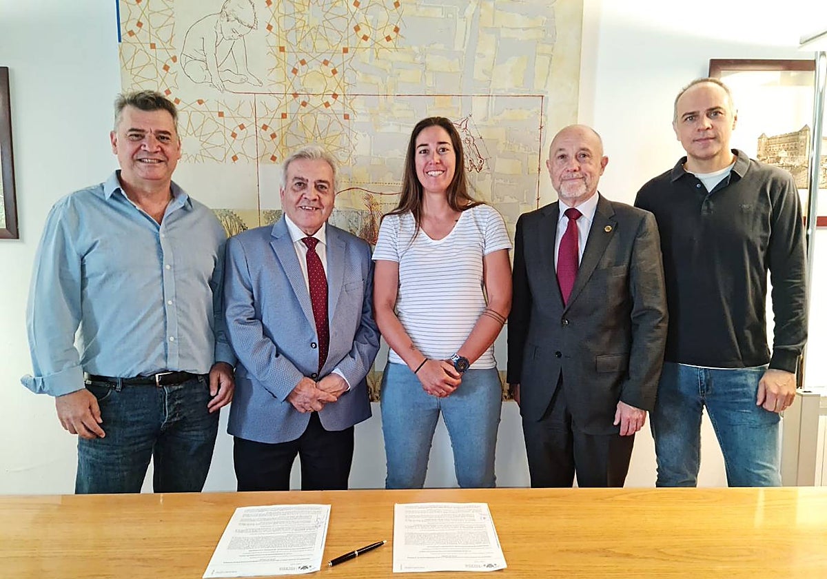 Los concejales Del Pino y Rueda con agentes de Policía Local de Toledo