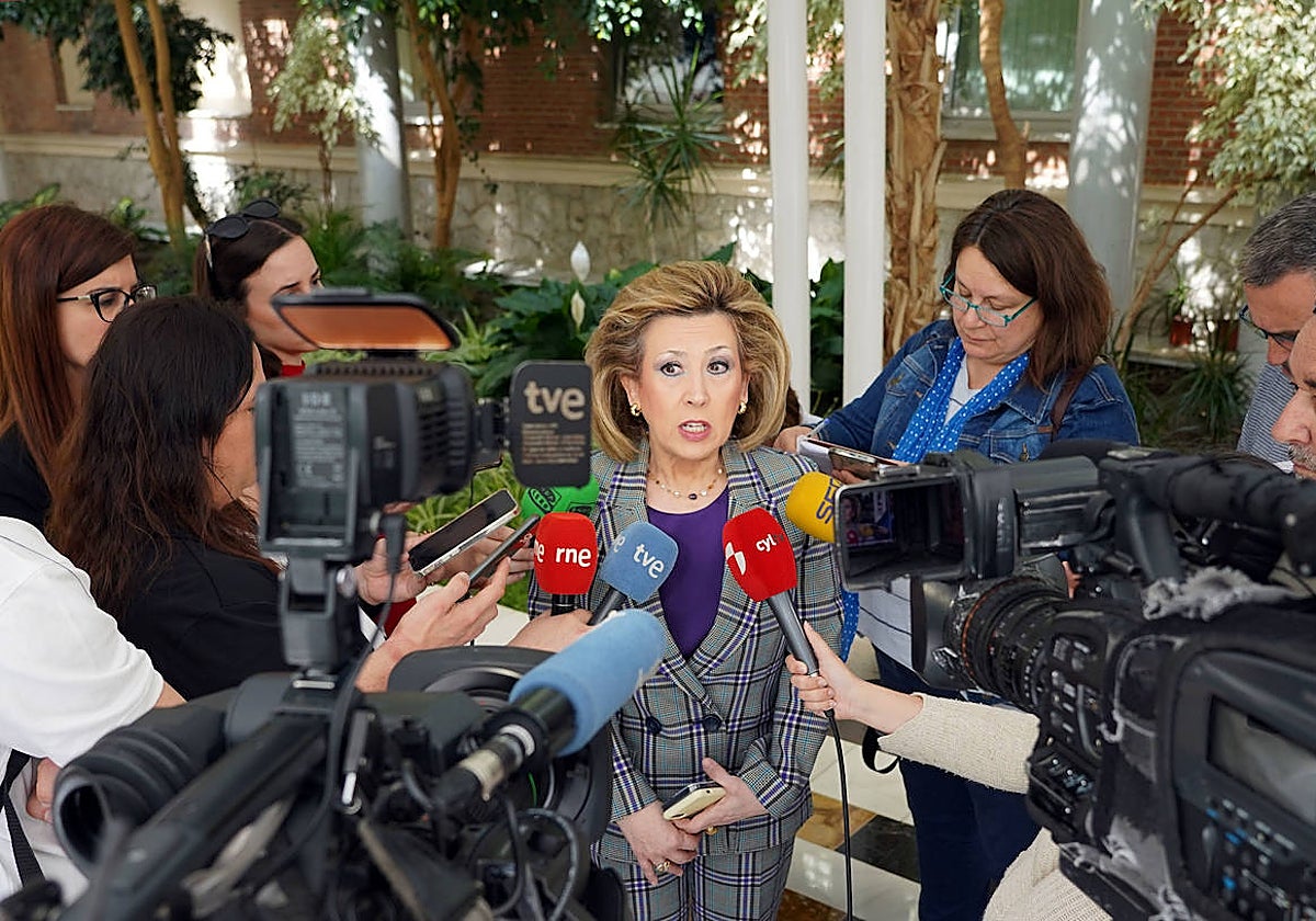 La gerente regional de Salud, Violeta Martínez Pindado, informa sobre el desarrollo de la Mesa Sectorial de Sanidad