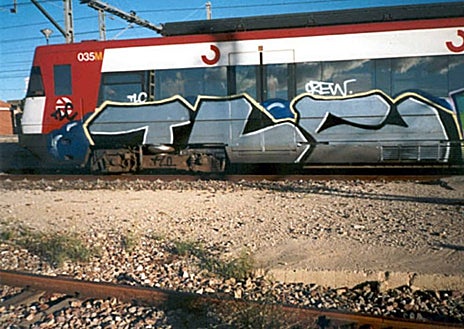 Imagen secundaria 1 - Grafiteros de trenes en acción, junto a pintadas realizadas
