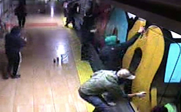 Imagen principal - Grafiteros de trenes en acción, junto a pintadas realizadas