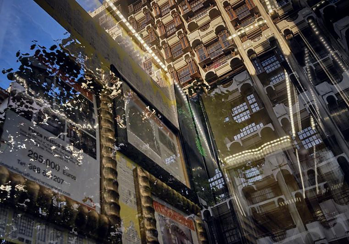 Escaparate de una agencia inmobiliaria, en Galicia