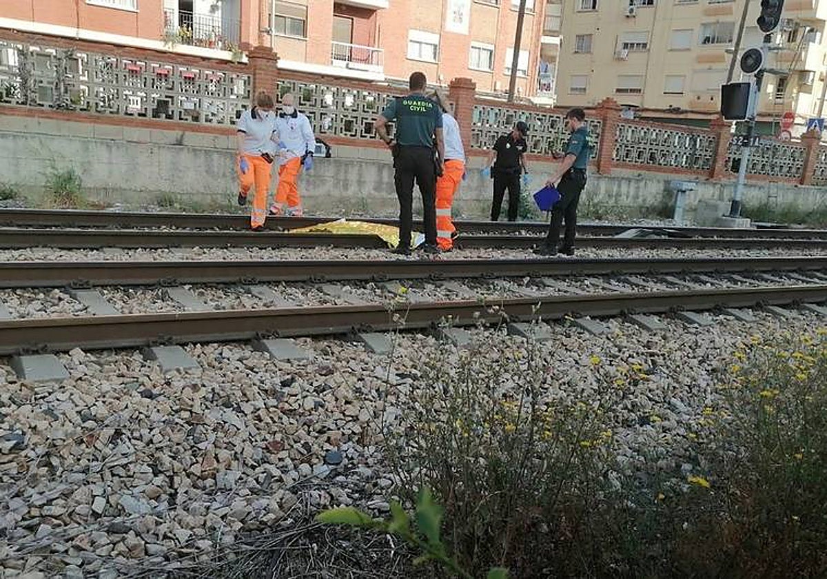 Una chica de 20 años muere al ser arrollada por un tren en un paso a ...