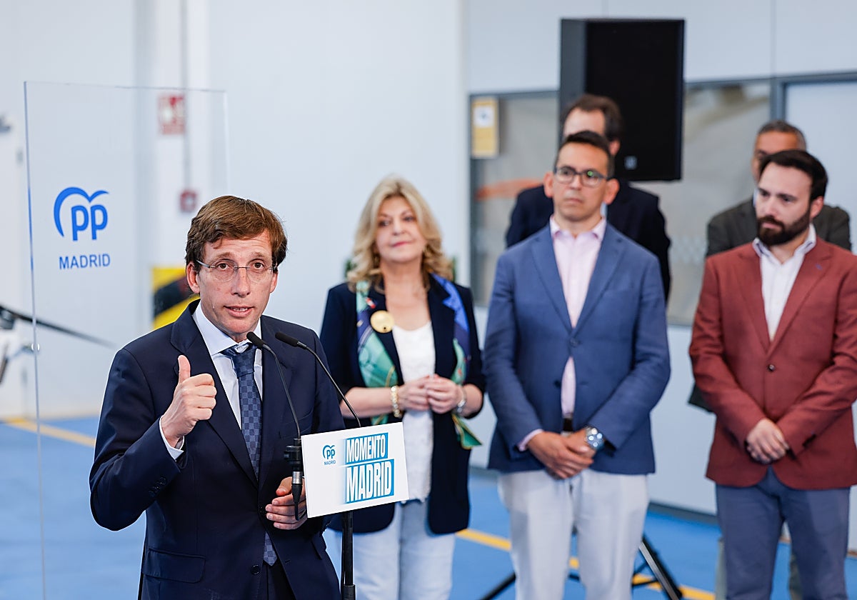 Almeida presenta su plan de innovación, este miércoles, acompañado por Ángel Niño (en chaqueta roja)