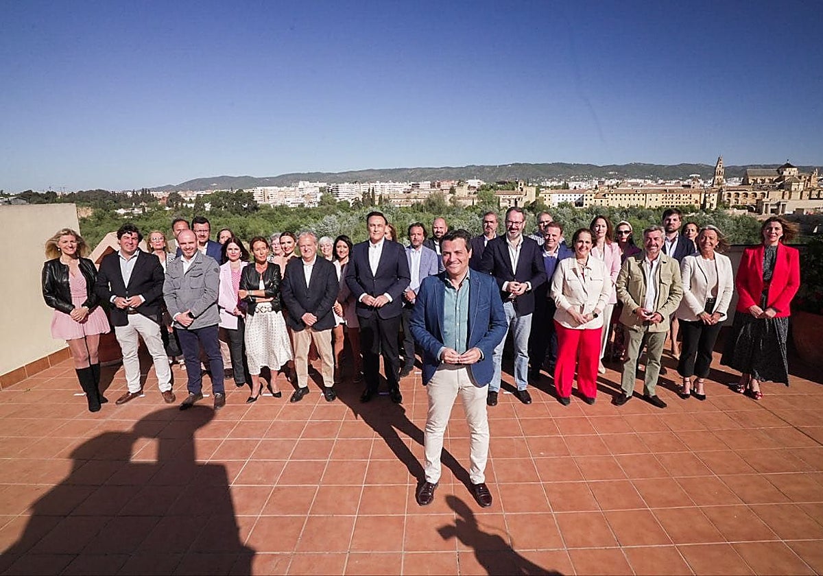Bellido junto al resto de su candidatura en la azotea de un hotel en Córdoba con la ciudad al fondo