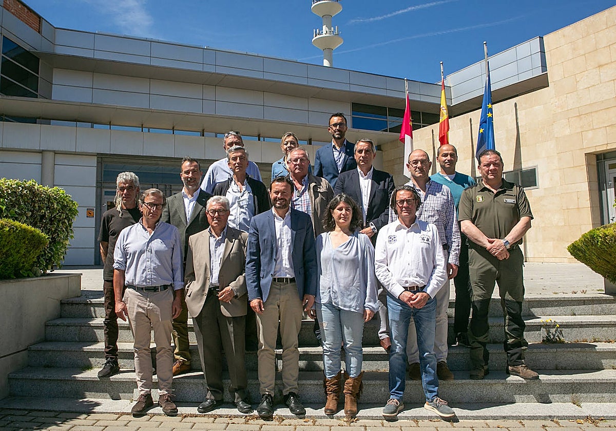 Fotografía de todos los asistentes a la reunión entre la Junta y las organizaciones agrarias y forestales