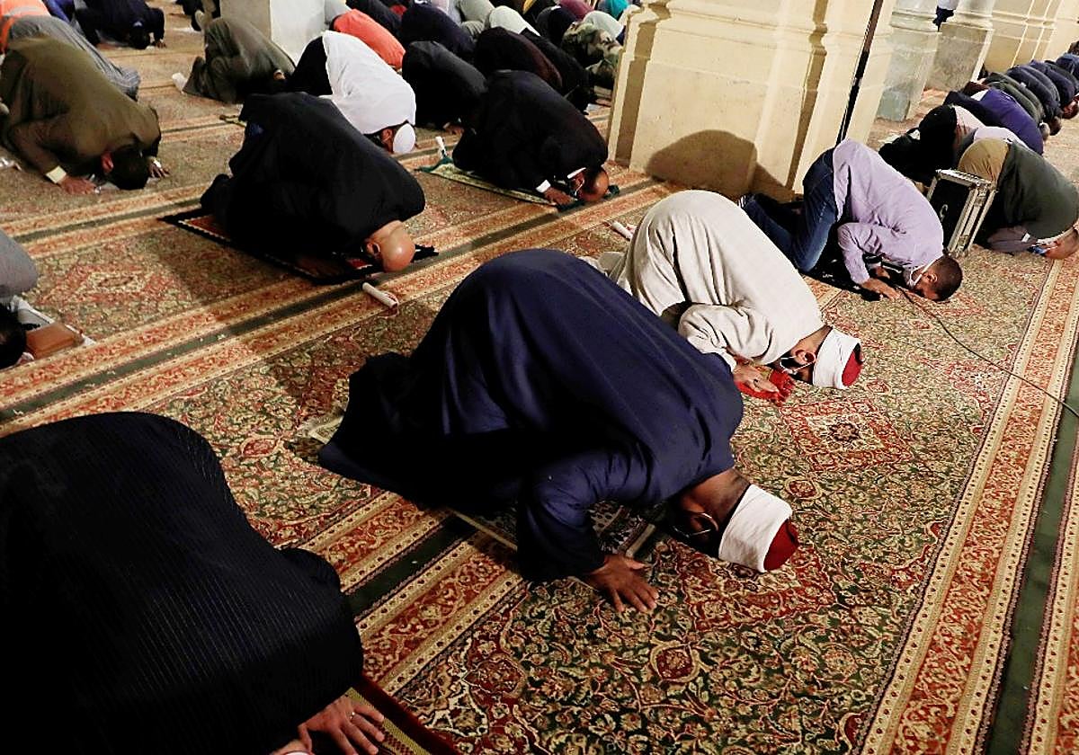 Interior de una mezquita, en foto de archivo