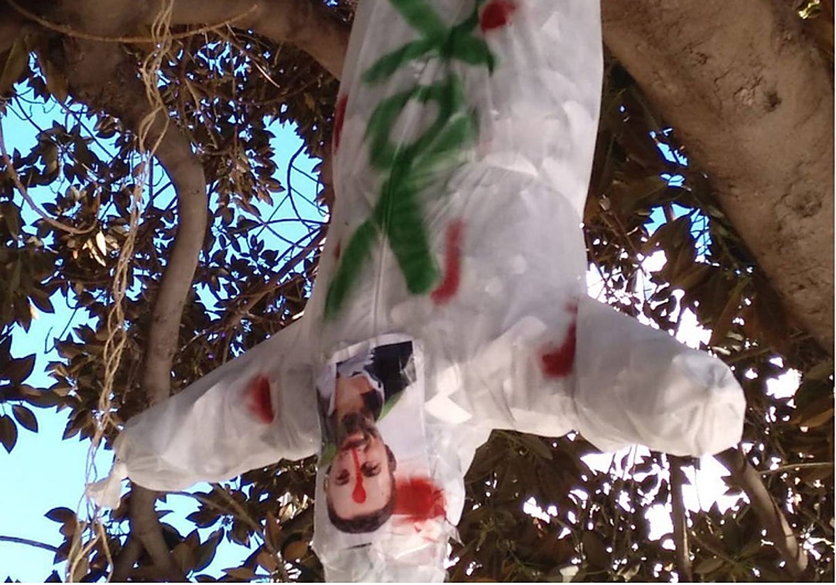 El muñeco colgado boca abajo con la cara de Santiago Abascal con un tiro en la frente en Castellón