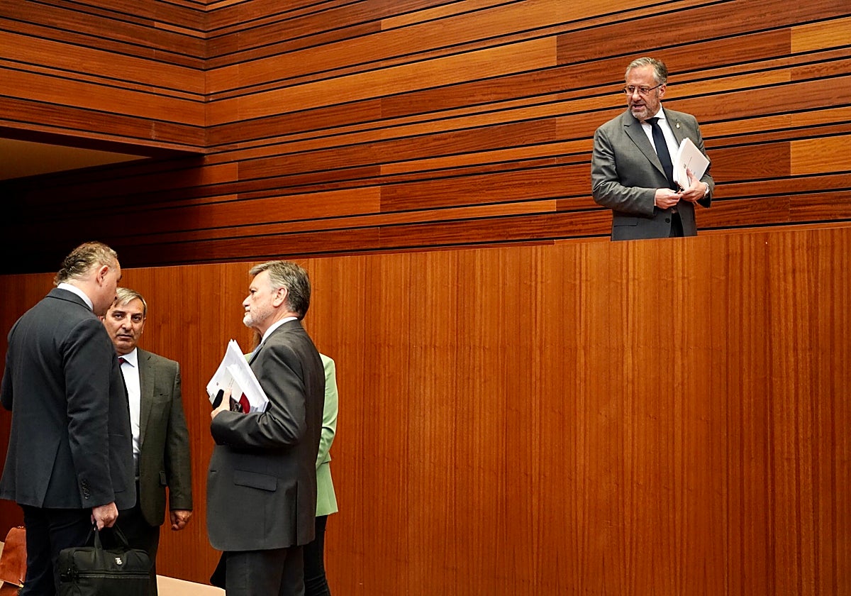 Pollán, en el estrado de la Presidencia, antes de comenzar el pleno