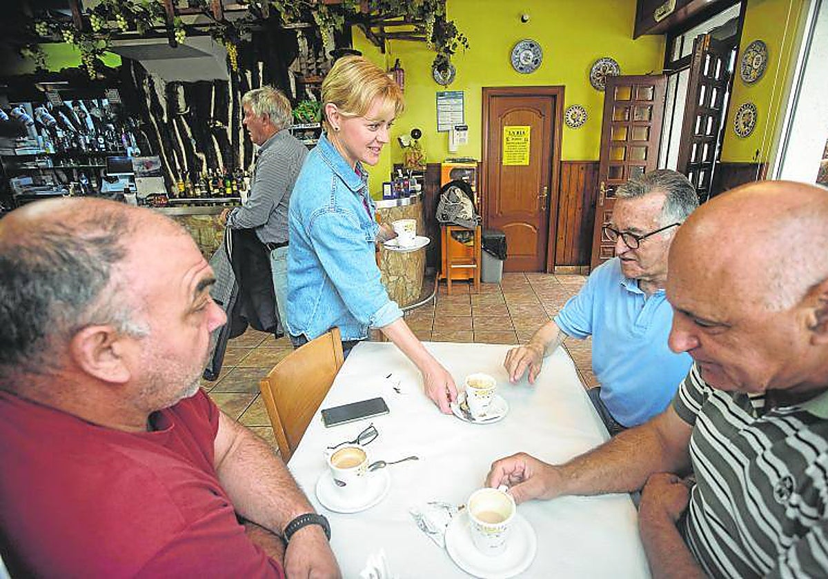 Una camarera atiende a los clientes de una cafetería coruñesa, en una imagen de archivo