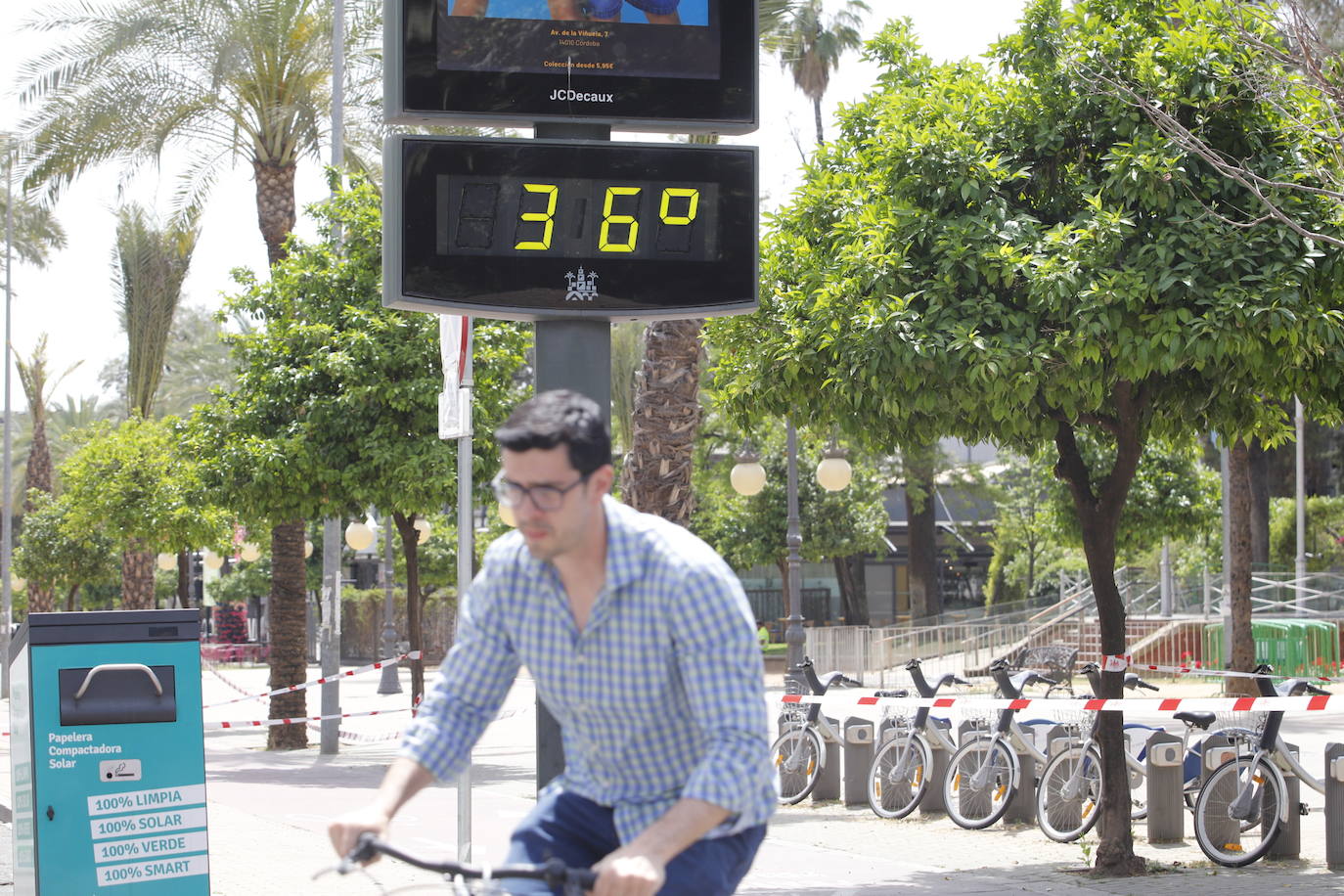 Córdoba bajo un sofocante calor en abril, en imágenes