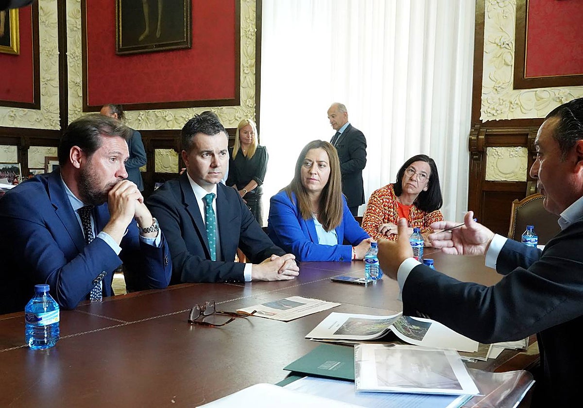El alcalde de Valladolid, Óscar Puente, el ministro de Industria, Comercio y Turismo, Héctor Gómez, y el consejero de Inobat, Marian Bocek, durnte la reunión
