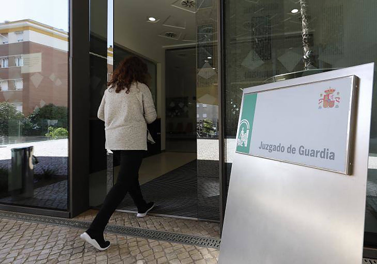 Una mujer a la entrada del Juzgado de Guardia en Córdoba