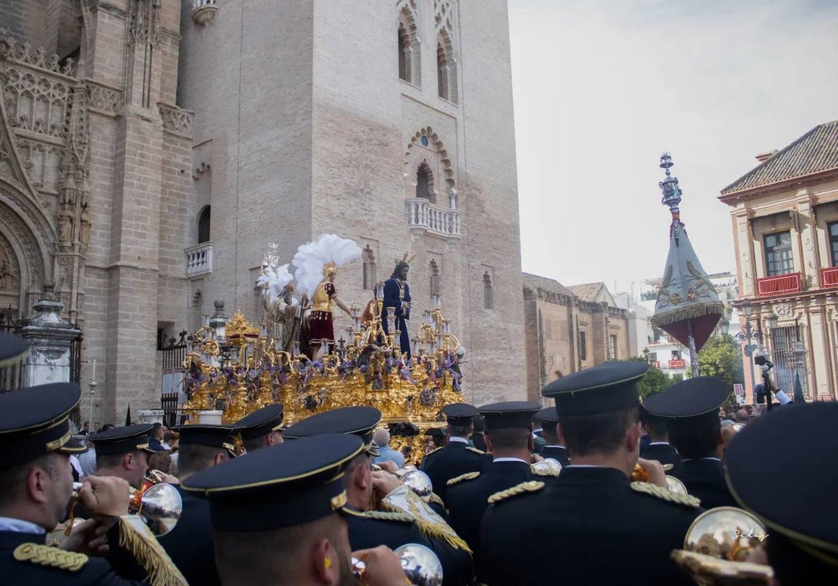 Los músicos de la banda de la Salud de Córdoba tocando ante el Cautivo, a la salida de la Catedral de Sevilla