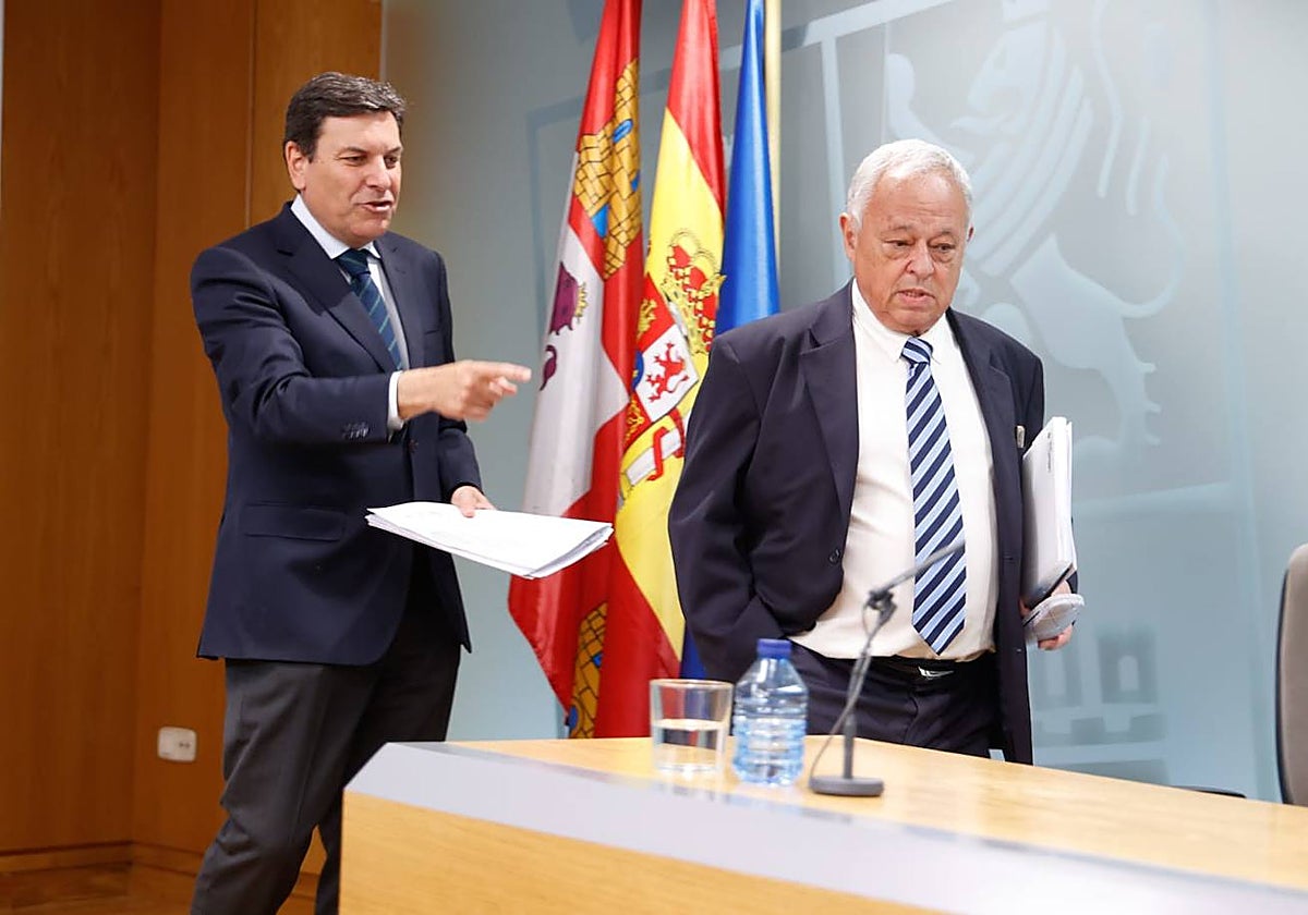 Los consejeros Carlos Fernández Carriedo y Gonzalo Santonja, en la rueda de prensa posterior al Consejo de Gobierno