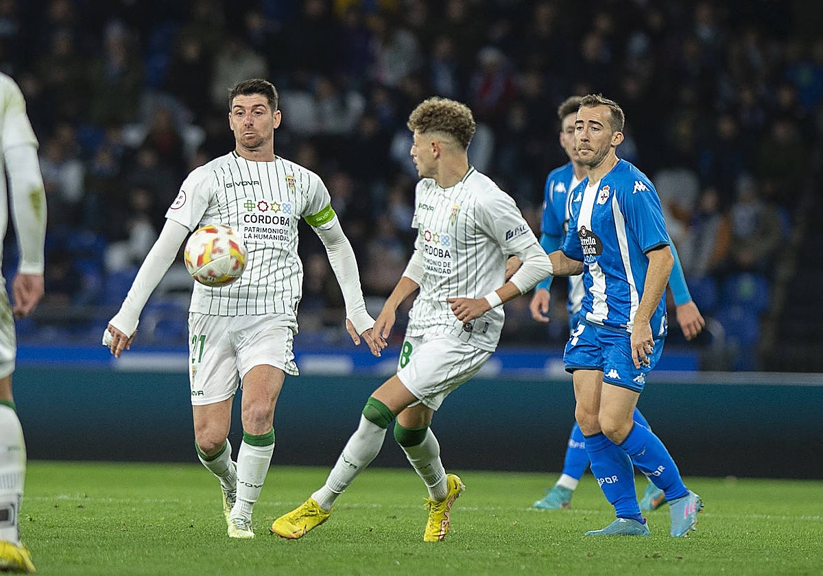 Javi Flores y Simo conducen el balón durante un partido ante el Deportivo esta temporada en Riazor