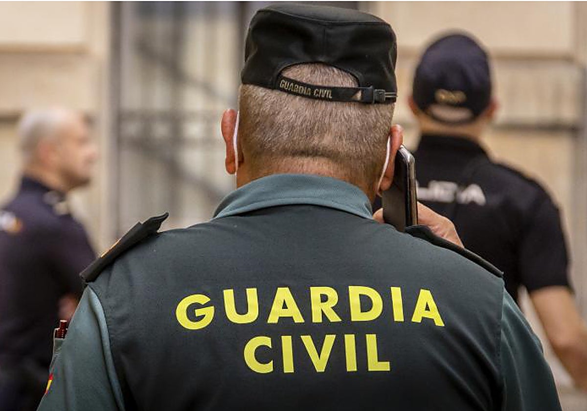 Un guardia civil durante una intervención en la Comunidad Valenciana