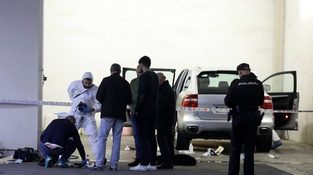 Imagen de los trabajos policiales en el lavadero del concesionario Novocar tras el crimen