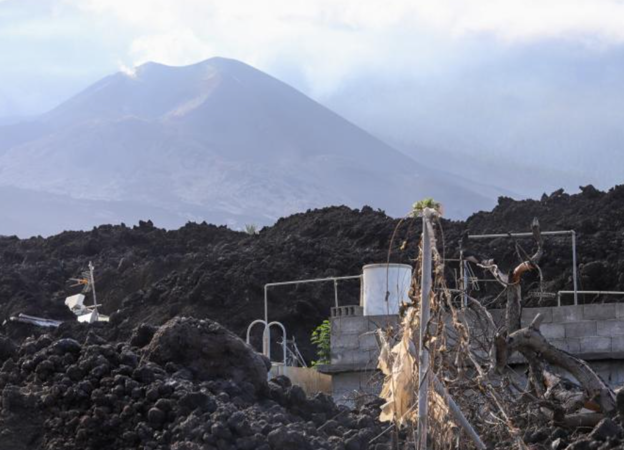 Restos de casas sepultadas, asoman entre las coladas de lava en La Laguna