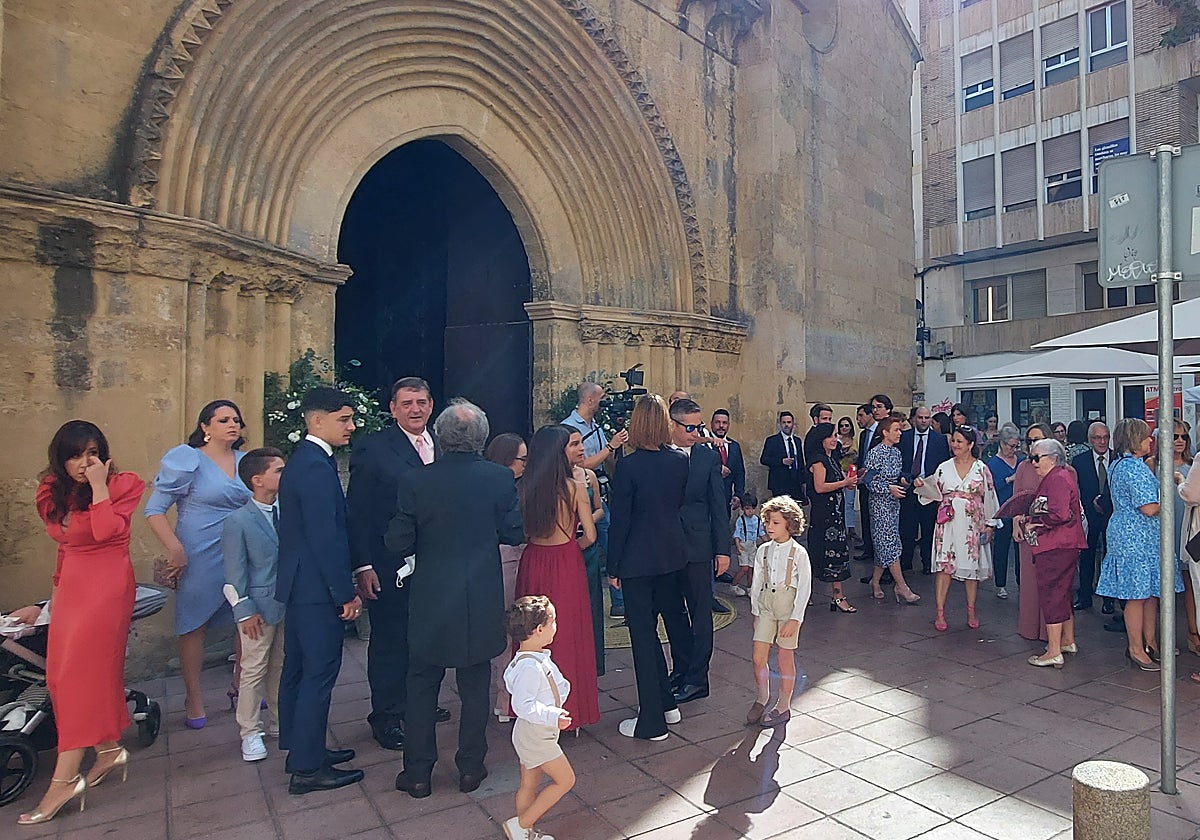 Asistentes a una boda en la iglesia de San Miguel