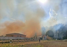 Los servicios de emergencias, el cambio del viento y el alcalde con un tractor acaban con un incendio en Hormigos