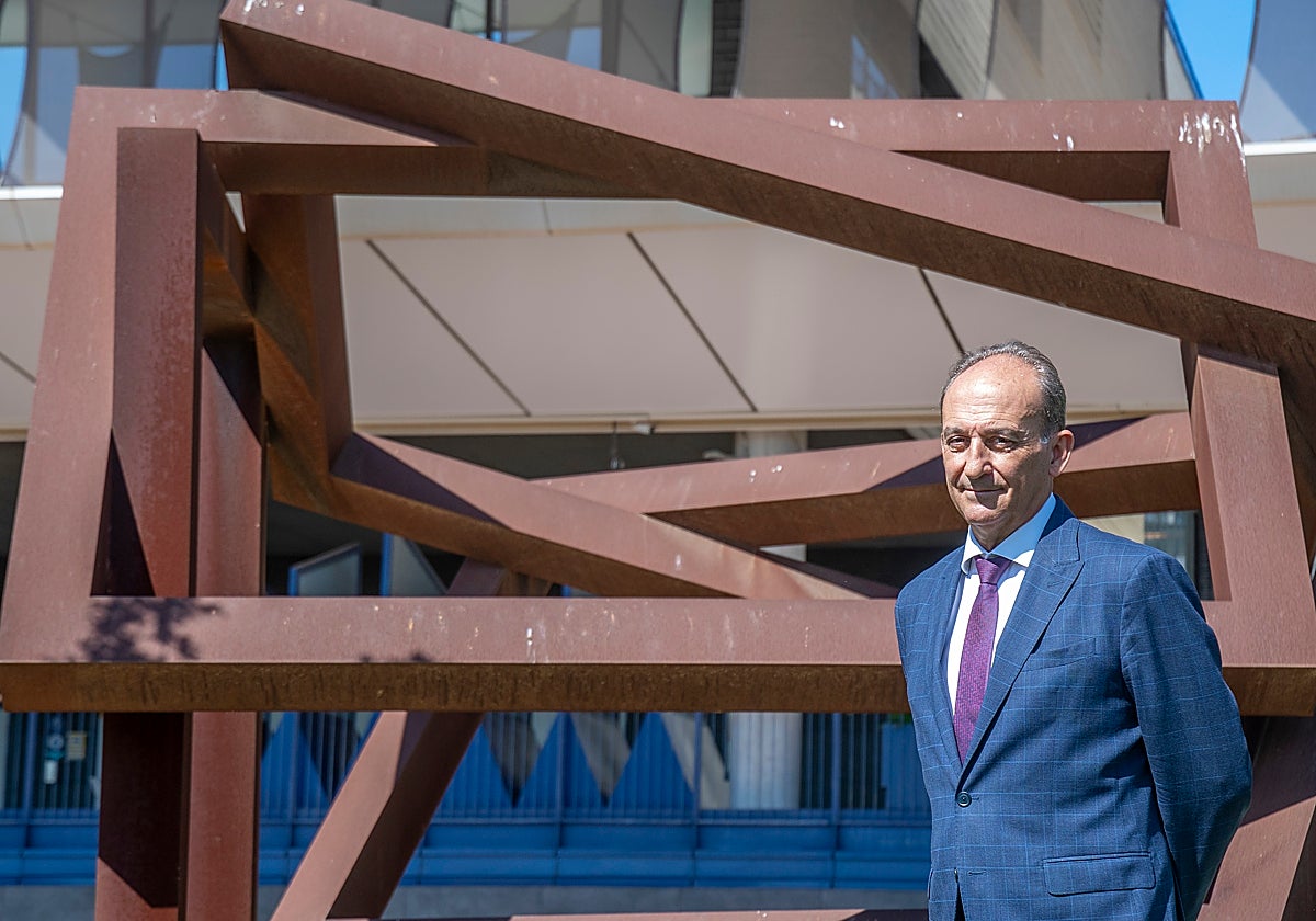 El profesor, delante de la escultura de Gustavo Torner del campus de Dos Hermanas