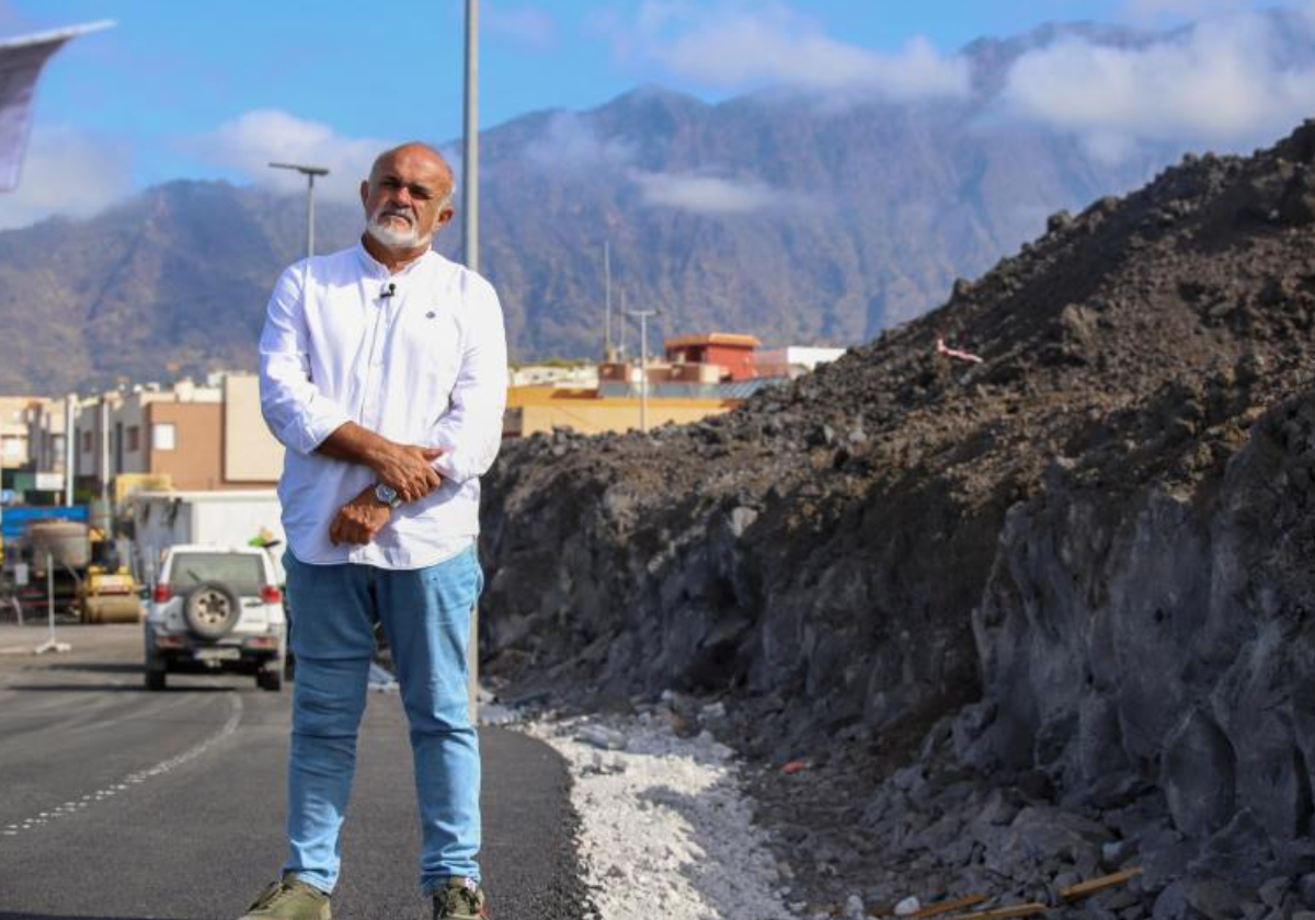 Ricardo frente a la parcela de su propiedad donde quedó sepultada su casa y construirá la nueva