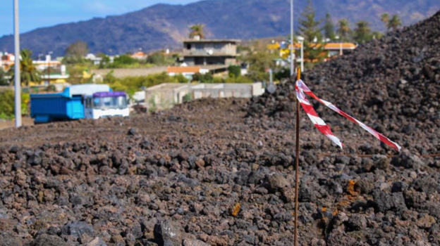 Señalización sobre la colada de lava que sepultó la casa de Ricardo y sus vecinos