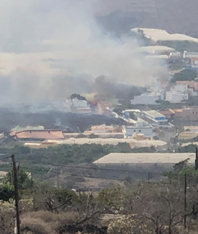 Imagen secundaria 2 - La casa de Ricardo antes y después de la llegada del volcán, con la colada devorándola en directo