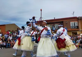 Los Danzantes del Cristo de la Viga lucen por primera vez los trajes blancos de enaguas en la ermita de la Virgen