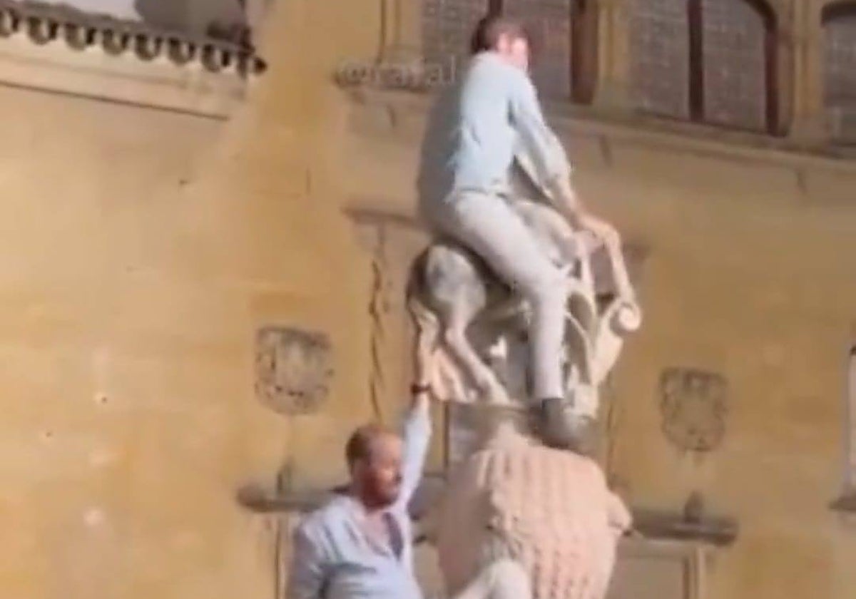 Dos jóvenes encima de la fuente del Potro