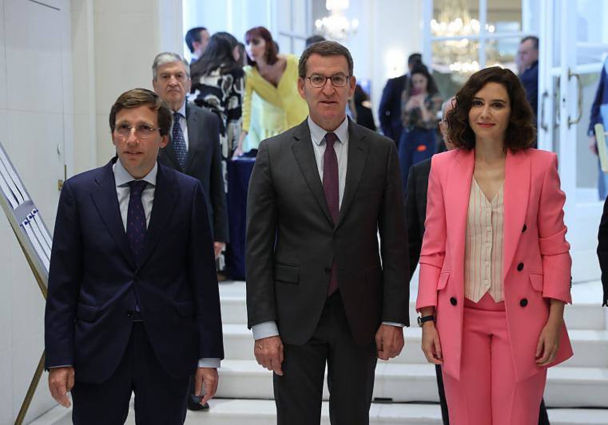 Núñez Feijóo con Díaz Ayuso y Martínez-Almeida en un acto de precampaña