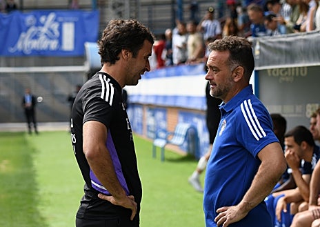 Imagen secundaria 1 - El portero intenta parar al jugador Escudero y el árbitro pita penalti. En otra imagen, Rául González y Pedro Díaz. En la tercera fotografía, un lance del partido