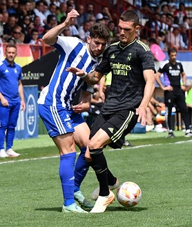 Imagen secundaria 2 - El portero intenta parar al jugador Escudero y el árbitro pita penalti. En otra imagen, Rául González y Pedro Díaz. En la tercera fotografía, un lance del partido