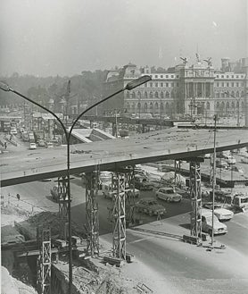 Imagen secundaria 2 - Arriba y abajo a la derecha, imágenes de la construcción del scalextric de Atocha. Abajo, izq., aspecto general del paso elevado, ya finalizado