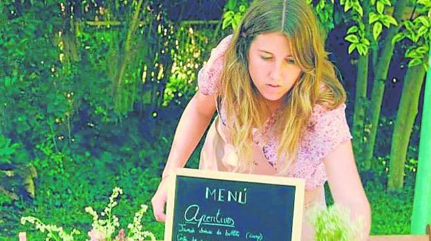 Marta Puig, copropietaria de Catering Charlotte, preparando un servicio
