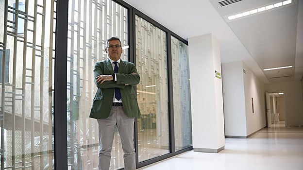 El juez decano en los pasillos de la Ciudad de la Justicia de Córdoba