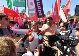 Los sindicatos CC.OO. y UGT movilizan a un millar de personas en el Primero de Mayo