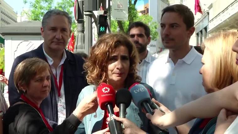 María Jesús Montero espera ver un acuerdo para subir salarios en los "próximos meses"