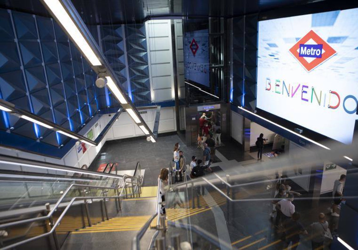 Una gran pantalla informativa en la nueva estación de Metro de Gran Vía