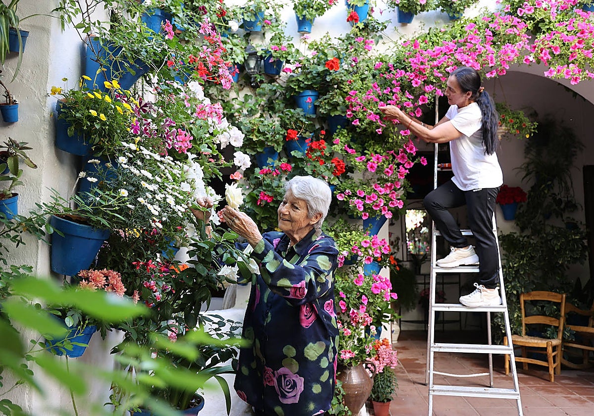 Últimos preparativos en el  patio de la calle Tinte, 9
