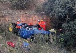 Dos muertos y tres heridos al despeñarse el turismo en el que viajaban en Matalebreras (Soria)