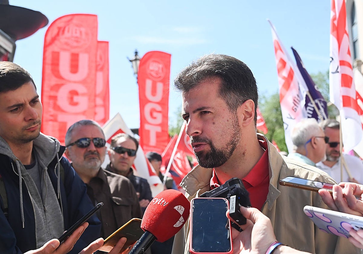 Tudanca interviene ante los medios en Burgos antes de participar en la manifestación por el Primero de mayo